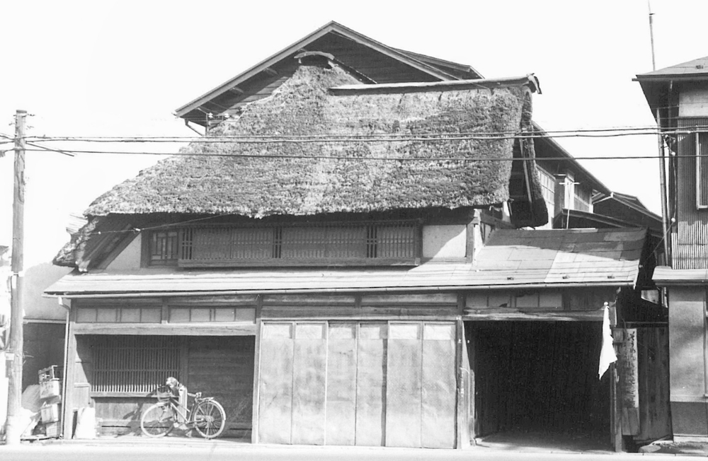 昭和30年代事務所 当時は住み込みの方も多く、こちらで生活をしておりま した。