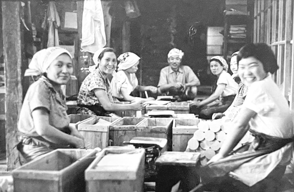 昭和30年代笑顔溢れる包装作業 当時も結束紙巻包装（現在まで引き継がれております）