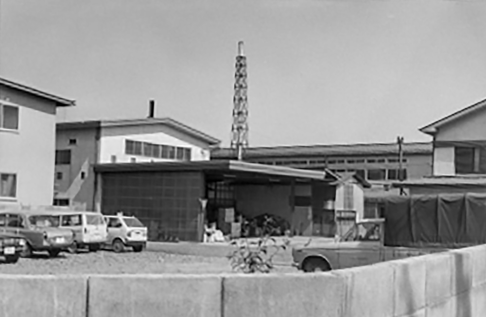 別の角度から見た昭和46年に竣工した乾麺工場 手前には、車名の入った配達用のダットサントラック